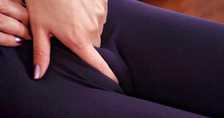 Slender babe bonny a révèle de minuscules seins et secouer
