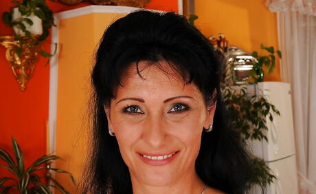 Morena muy atractiva Susan expone grandes tetas y extiende sus piernas
