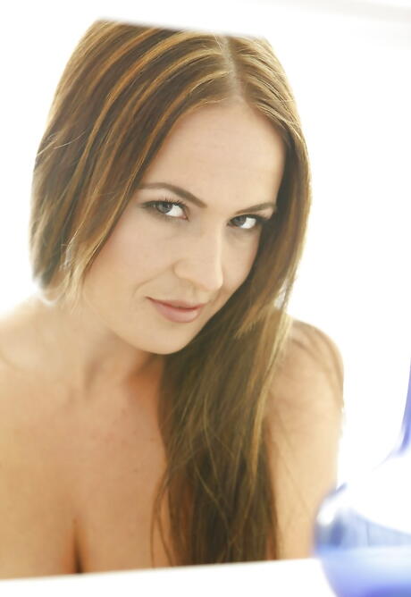 매혹적인 미국 여인 엘렉시스 먼로가 큰 가슴과 자위를 보여줍니다.
