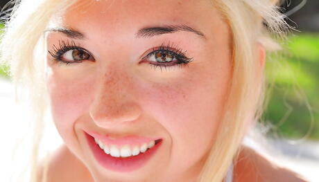 여우 같은 금발 십대 제이드는 수영장에서 작은 가슴과 뜨거운 엉덩이를 드러냅니다.
