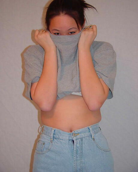 東洋の若さ溢れる素晴らしいチャイナがショートパンツ姿で小さなおっぱいを露出して自慰にふける。
