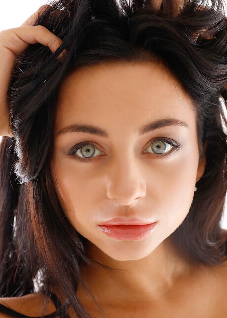 Het mörkhårig ungdomlig Dominika mörk i sexiga Lingery som upptäcker små tuttar och fitta
