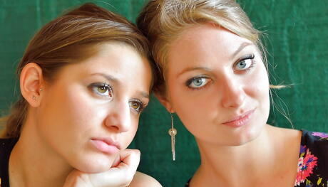 Amazing Women Teddi Rae och Veronica Weston i det spännande mellanrummet utomhus
