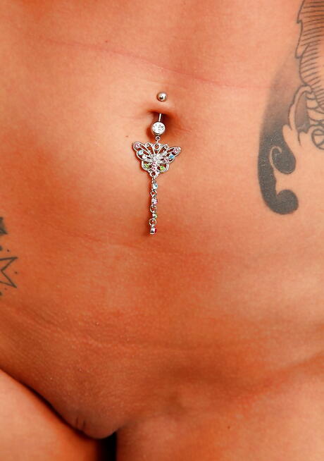 Sylphike American Blonde Teen Cali Carter enthüllt ihren Hintern im ausgefallenen Rock und ruckelt aus
