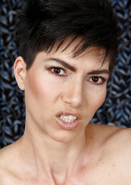 Gorąca dojrzała Halle B. In Hot Unds pokazuje jej tyłek i masturbaty w biurze
