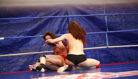 Heiße Frauen Sophie Lynx und Mira glänzen in Catfight
