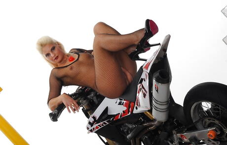 La deliciosa rumana Milf Ionella Dantes muestra pequeñas tetas y se masturba con consolador
