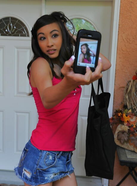 Sexy amerikansk tenåring Ariel Rose utsetter små pupper og sexy rumpe
