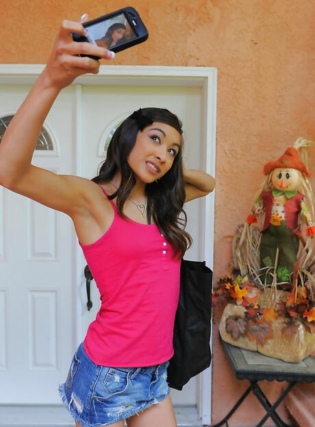 Seksowna amerykańska nastolatka Ariel Rose odsłania małe cycki i seksowny tyłek
