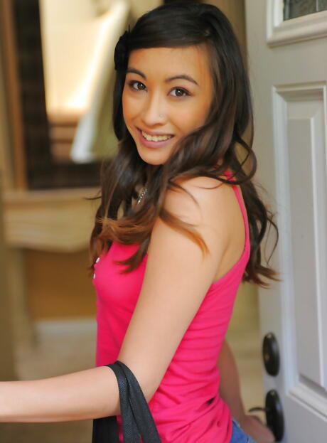 性感美国少女 Ariel Rose 暴露小乳房和性感臀部
