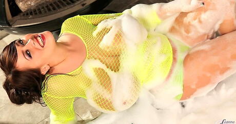 Invitando a la estrella porno briticia Leanne Crow en posar caliente en Bath
