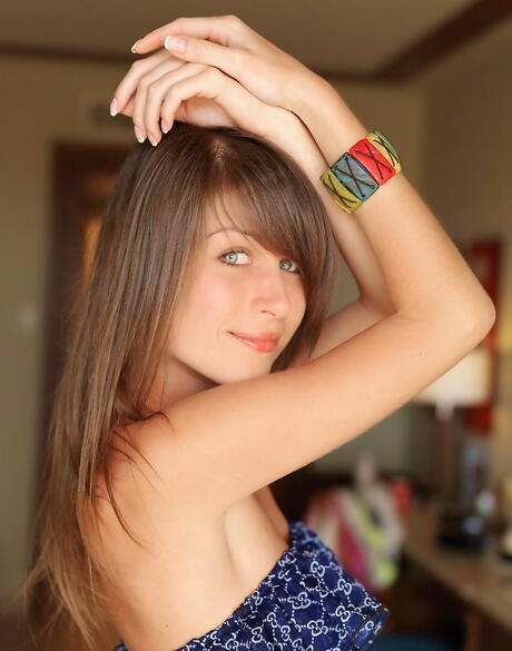 Luscious Brunette Young Mia D i fina kjol visar små bröst och sprider benen
