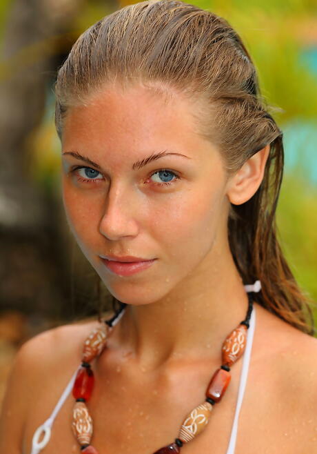 Gracile Young Anjelica in Bikini scopre piccole tette e figa in piscina
