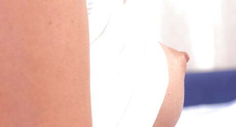 Sammy joven caliente en pantalones cortos revela pequeñas tetas y mudanzas
