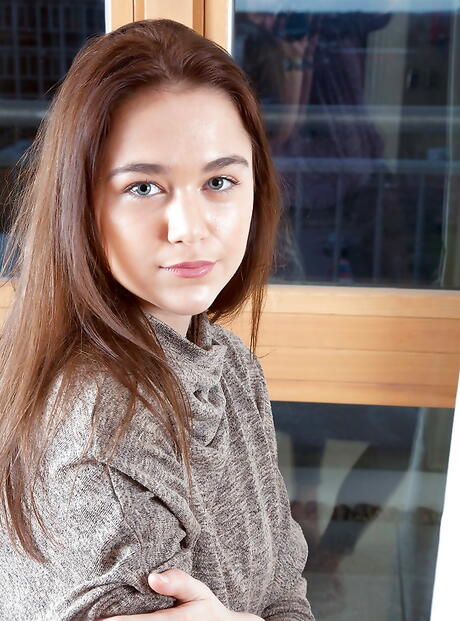 Slank teen aurora steg i undertøj, der afslører store bryster og onanerer
