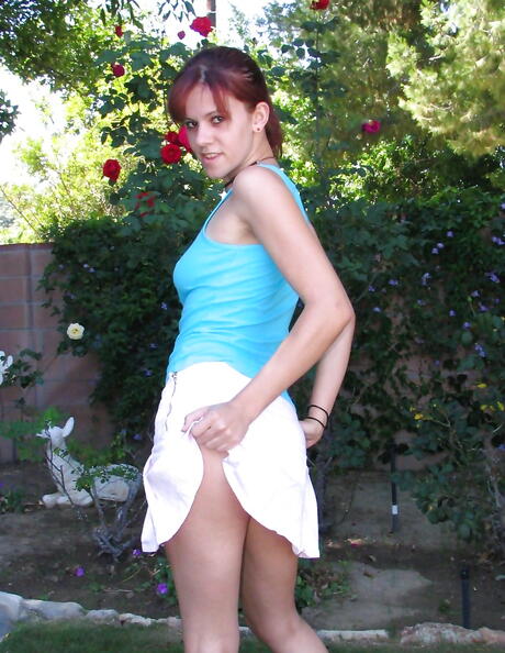 Svelte milf carrie crush in fancy skjørt elsker fot fetish utendørs
