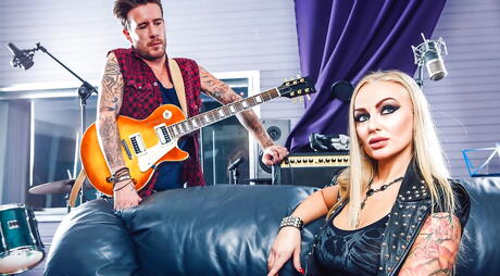 Fremragende russisk blond Milf Kayla Green i slangen rammet i hendes sissy efter god sug
