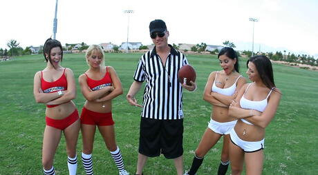 Peachy Milf Beauties Rachel Starr, Roxy Deville og Mikayla i Hot Orgy Outdoor
