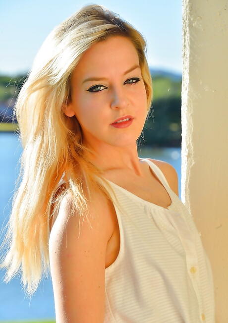 Foxy Blonde ungdomlig Kami förnekar små bröst och lek med sexleksak utomhus
