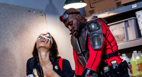 Invitant le pornstar asiatique asa akira baisée après avoir sucé la bite noire
