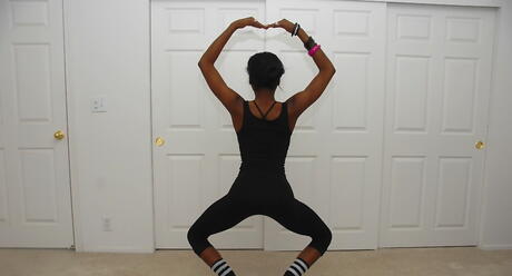 ホットな黒ギャル、クリスタル・ブレイクが巨乳を丸出しにして脚を広げる
