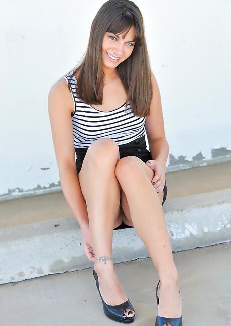 Babe slim Amber Addisson descobrindo peitos minúsculos e brincando com vibrador lá fora
