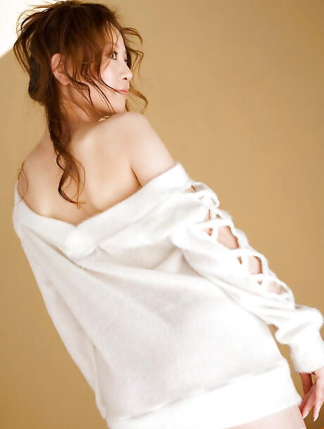 Esbelte japonés juvenil airin exhibiendo su trasero
