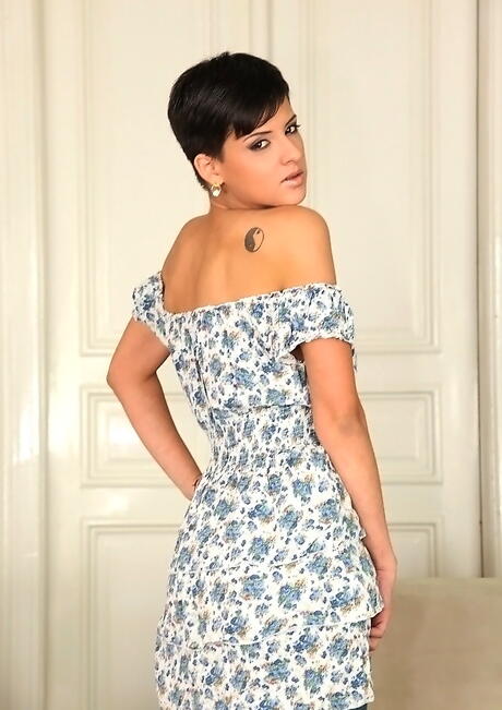 Sexy ragazza serba coco de mal mostra un po 