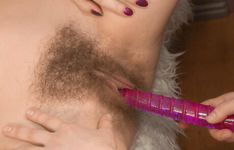 Rangy Girls Nedda A och Gerda kan slicka våta fittor och ha sex med leksaken
