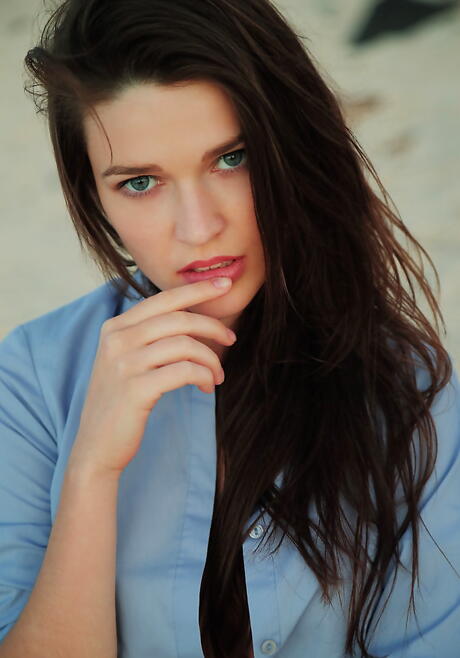 Fremragende ukrainsk mørkhåret teen serena træ i trusser udsætter store bryster og barberet fisse på stranden
