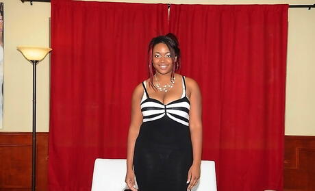 Tempting Fat Selenna en jupe fantaisie présente de gros seins et des fesses chaudes
