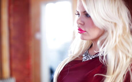 뜨거운 에로틱 갤러리에서 사랑스러운 영국 금발 아가씨 티파니 킹스턴
