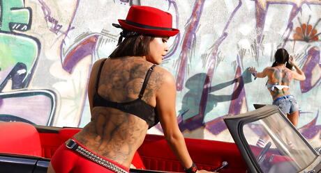 Centerfolds رائعتين Daisy Marie و Romi Rain في شورتات خيالية لعق الهرات اللذيذة في الجنس الساخن مثليه
