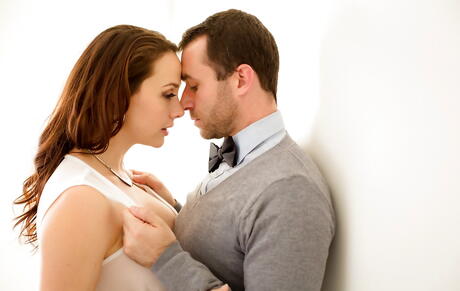 グラマラスなアメリカ人ブルネット・ミルフ、シャネル・プレストンが熱いフェラの後、毛むくじゃらのマンコに突っ込まれる。
