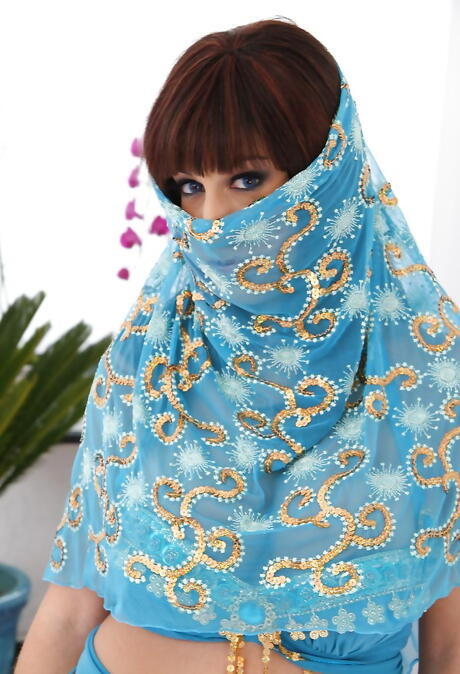 Excelente Hottie American Kelly Divine exhibiendo grandes tocones y difundiendo las piernas
