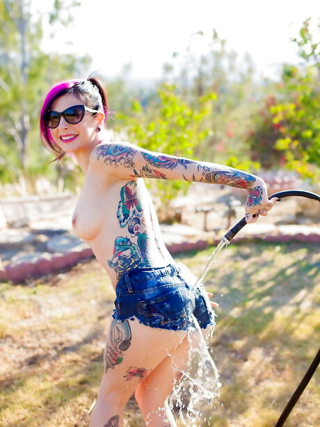 Glamorös amerikansk MILF Joanna Angel förnekar stora tuttar och röv utanför
