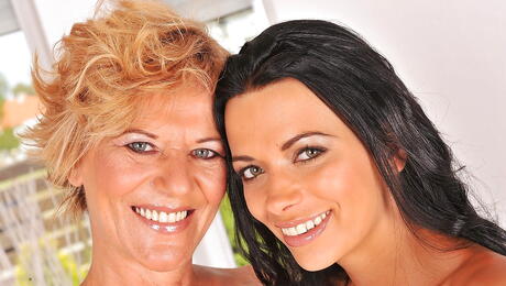 매우 매력적인 소녀 샬리나 디바인과 릴리가 레즈비언을 즐기고 있습니다.
