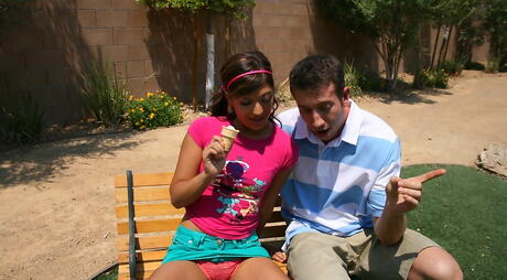 身材苗条的美国少女 Audrianna Angel 穿着火辣的内衣，在吮吸之后被钻孔
