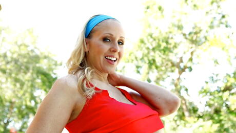 Big Tits In Sports: Appealing american cutie Julia Ann reveals big boobs and ass outside