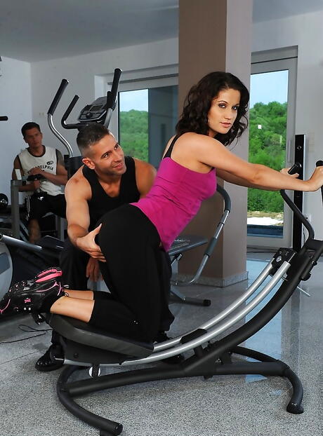 Ciekawy węgierski księżyc Madlin w gorącej podwójnej penetracji
