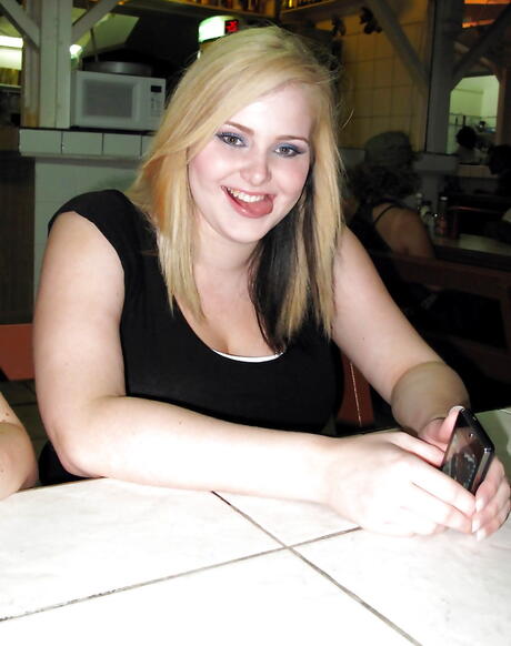 무성한 소녀 애슐리 세이지 엘리슨과 카리나가 레즈비언 전희를 즐기고 있습니다.
