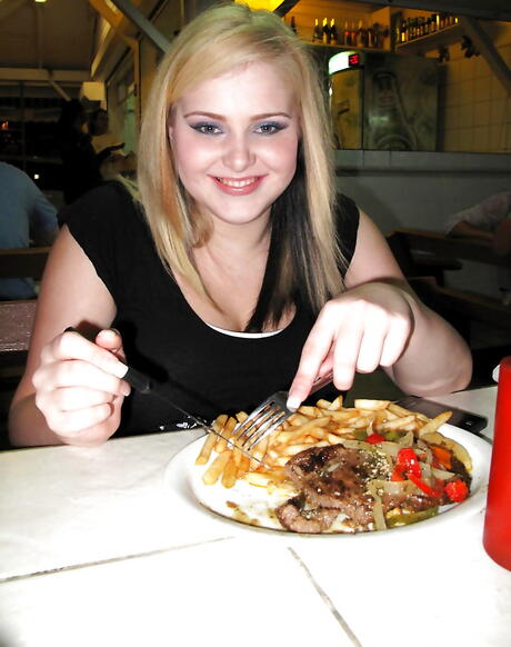 Frodige jenter Ashley Sage Ellison og Karina liker et lesbisk forspill