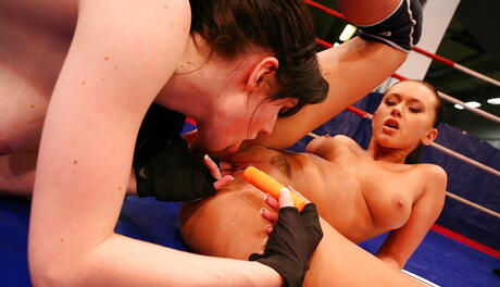 Nude Fight Club: Stunning women Samantha Bentley and Angelica Kitten in catfight