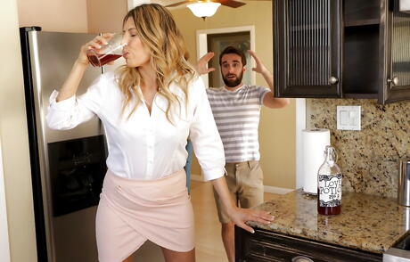 Grasle Women Hannah Hays i Makayla Cox w niesamowitych 3Some Sex
