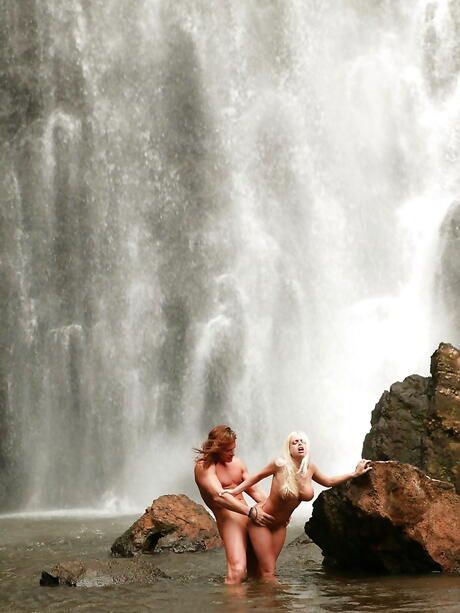 Milf américain sexy Jesse Jane a percé dans sa belle chatte après une bonne bite sucer à l