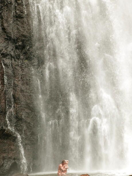 Sexy Amerikaanse milf Jesse Jane boorde in haar mooie kutje na een goede pik zuigen buiten
