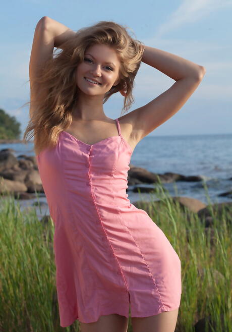 Juventude de patrimônio jovem que bate mamas minúsculas e bunda sexy na praia
