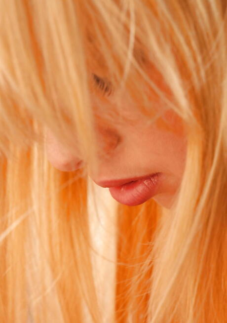 Slanke jenter Molly Bennett og Alyssa -grenen som slikker hverandres fitter i det varme lesbiske sexet
