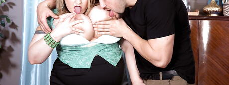 Facing American Milf Porsche Dali i fint skjørt i hardcore faen action
