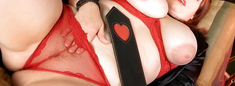 Innbydende modne risque farvann i varme truser som utsetter store pupper og sprer bena
